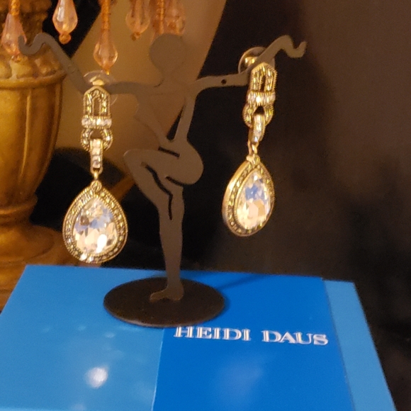 🛍Heidi Daus  Stunning Earrings - Picture 7 of 13